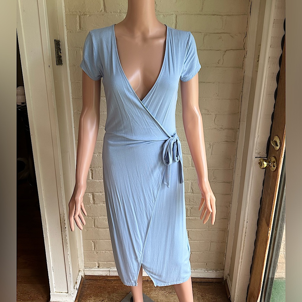 Forever 21 size medium sky light blue stretchy comfortable wrap dress